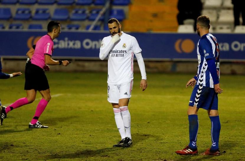 Reaksi Penyerang Real Madrid, Karim Benzema (Tengah) usai timnya dikalahkan Alcoyano pada ajang Copa Del Rey, Kamis (21/1) dini hari WIB.