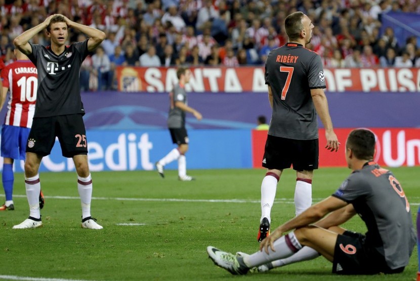 Reaksi permain Bayern Muenchen saat gawangnya kebobolan oleh gol gelandang Atletico Madrid, Yannick Carrasco pada laga Grup D Liga Champions di Vicente Calderong, 28 September. Giliran Muenchen menjamu Atletico di Allianz Arena nanti malam.