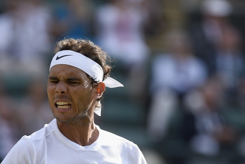 Reaksi Rafael Nadal pada babak perdelapan final Wimbledon, Senin (10/7).