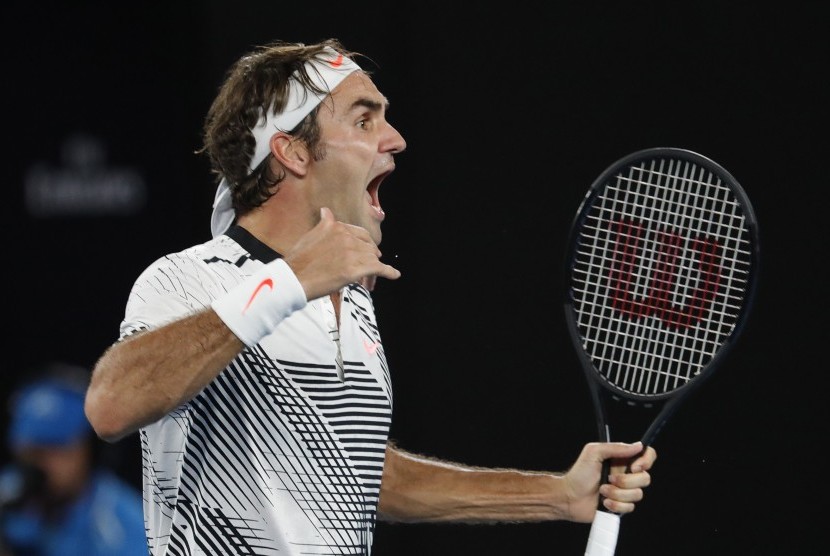 Reaksi Roger Federer setelah mengalahkan Kei Nishikori pada babak perempat final Australia Terbuka 2017 di Melbourne, Ahad (22/1). 