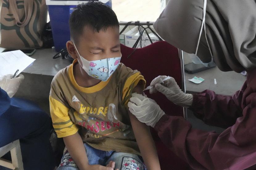 Reaksi seorang anak saat menerima suntikan vaksin Covid-19 selama kampanye vaksinasi untuk anak-anak usia 6-11 tahun. 