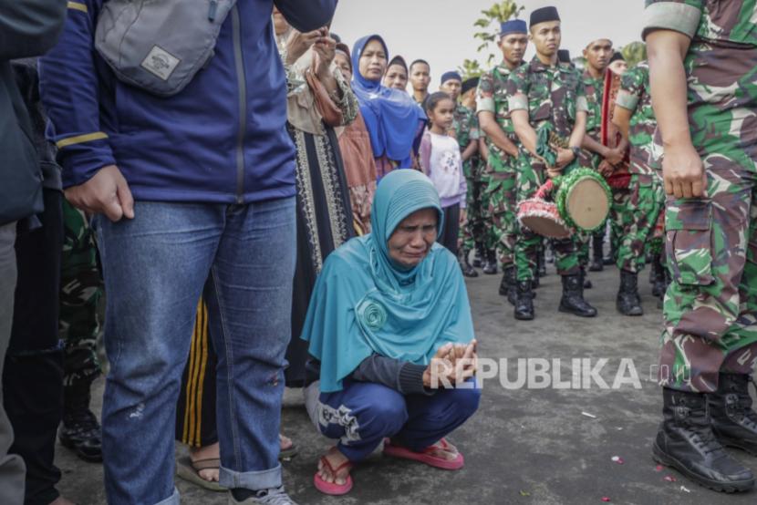 Reaksi seorang wanita dalam doa bersama untuk para korban tragedi Kanjuruhan di luar Stadion Kanjuruhan di Malang, Jawa Timur, 04 Oktober 2022. 