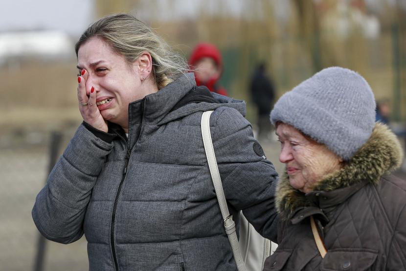  Reaksi seorang wanita Ukraina setelah tiba di perbatasan Medyka, di Polandia, Ahad, 27 Februari 2022. Sejak Rusia melancarkan serangannya ke Ukraina, lebih dari 200.000 orang terpaksa meninggalkan negara itu ke negara-negara yang berbatasan seperti Rumania, Polandia, Hungaria, Moldova, dan Republik Ceko.