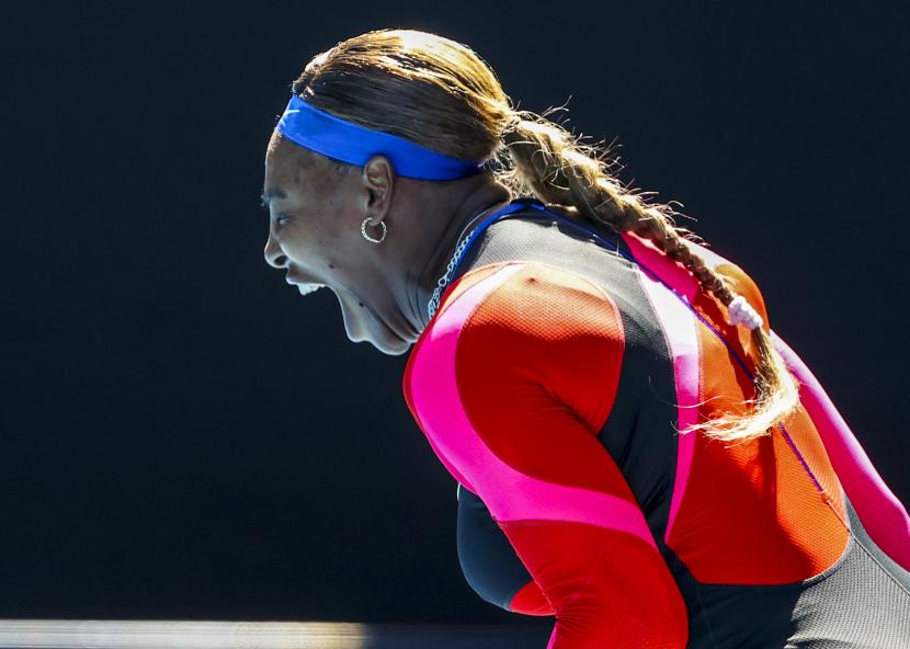 Reaksi Serena Williams dari Amerika Serikat dalam pertandingan putaran keempatnya melawan Aryna Sabalenka dari Belarusia pada kejuaraan tenis Australia Terbuka di Melbourne, Australia, Minggu, 14 Februari 2021.