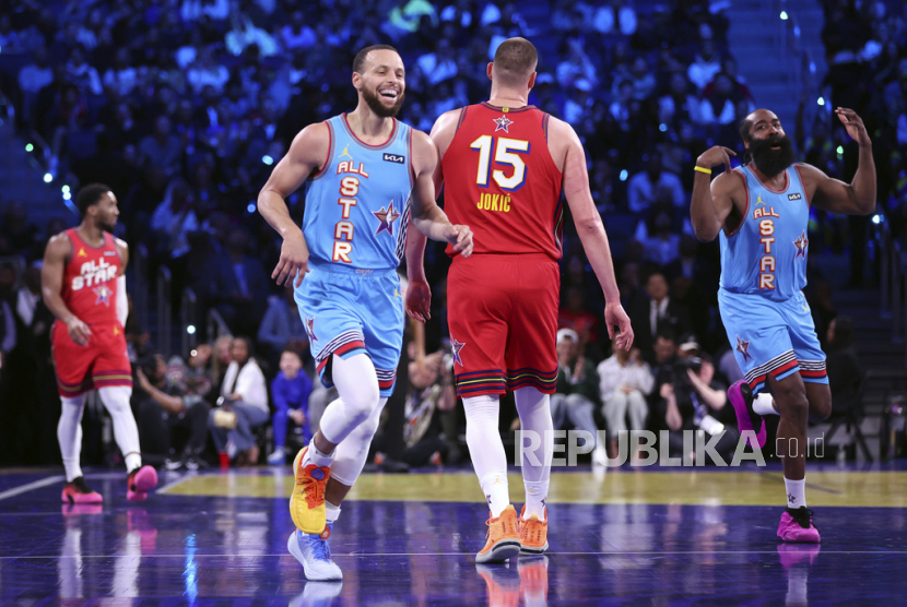 Reaksi Stephen Curry dan James Harden dari Tim Shaq setelah lemparan tiga angka Curry masuk melawan Tim Chuck dalam pertandingan NBA All-Star ke-74 di San Francisco, Senin, 17 Februari 2025. 