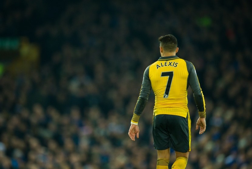 Alexis Sanchez mengenakan kostum nomor 7 di Arsenal.