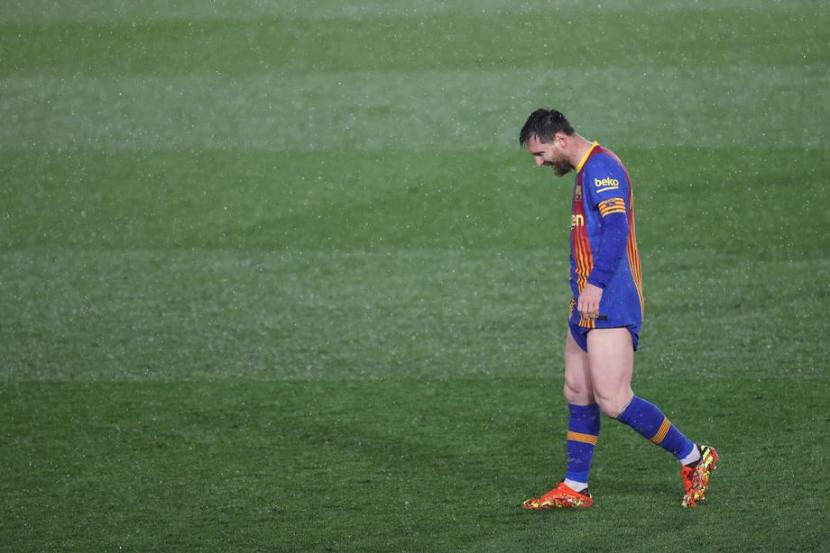 Reaksi striker Barcelona, Lionel Messi pada laga El Clasico melawan Real Madrid di Stadion Alfredo Di Stefano, Ahad (11/4) dini hari WIB. Barcelona kalah 1-2.