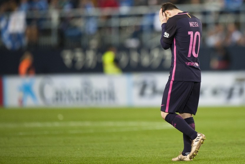 Reaksi striker Barcelona, Lionel Messi pada laga La Liga lawan Malaga di Estadio la Rosaleda, Ahad (9/4) dini hari WIB. Barca kalah 0-2. 