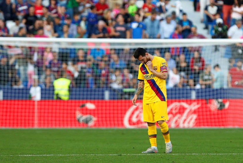 Reaksi striker Barcelona, Lionel Messi pada laga La Liga lawan Levante di Stadion Ciutat de Valencia, Sabtu (2/11). Barcelona kalah 1-3.