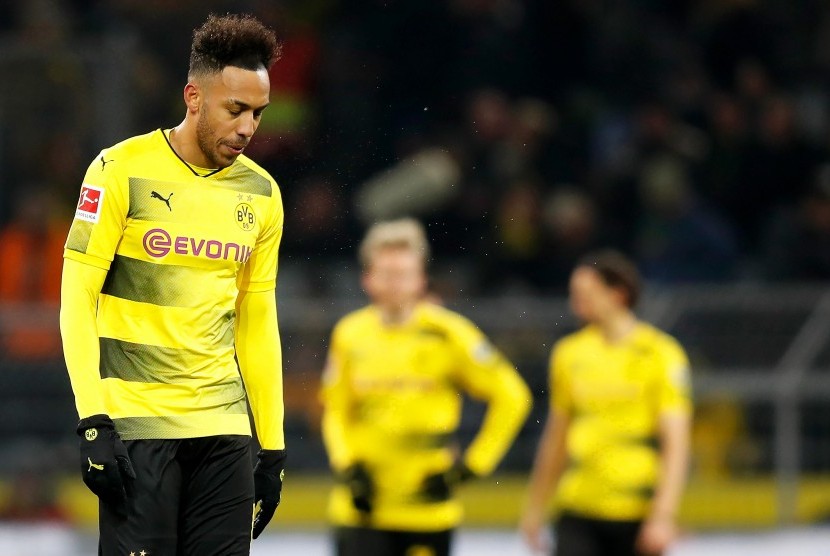 Reaksi striker Borussia Dortmund, Pierre-Emerick Aubameyang seusai laga Bundesliga kontra Werder Bremen, di Signal Iduna Park, Sabtu (9/12). Dortmund kalah 1-2. 