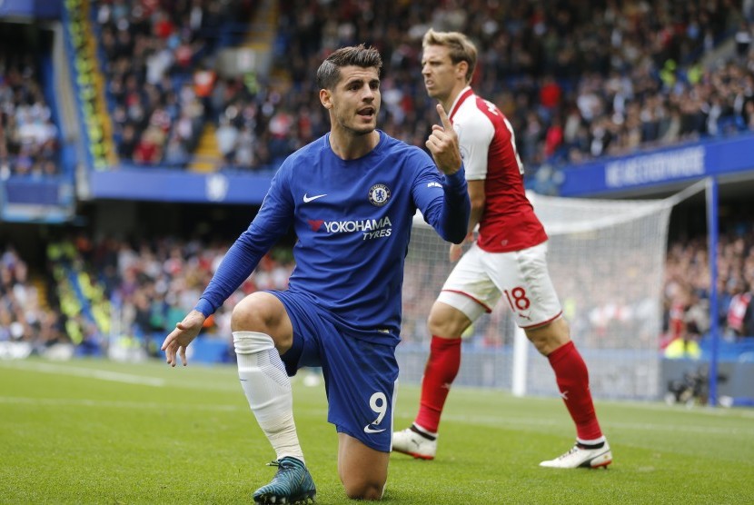 Reaksi striker Chelsea, Alvaro Morata pada babak pertama Liga Primer Inggris lawan Arsenal di Stamford Bridge, Ahad (17/9).
