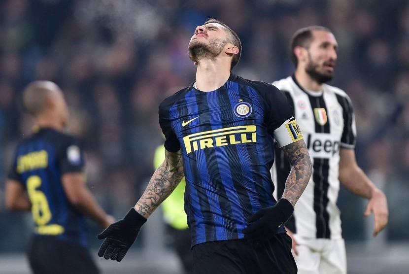 Reaksi striker Inter Milan, Mauro Icardi dan bek Juventus, Giorgio Chiellini (kanan) pada laga Serie A di stadion Juventus, Senin (6/2) dini hari WIB. Juventus menang 1-0 pada laga ini.