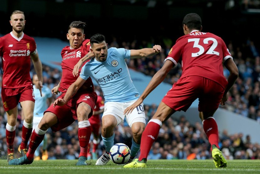 Reaksi striker Manchester City, Sergio Aguero (tengah) pada laga Liga Primer lawan Liverpool di Stadion Etihad, Sabtu (9/9). Aguero mencetak rekor pada laga ini.