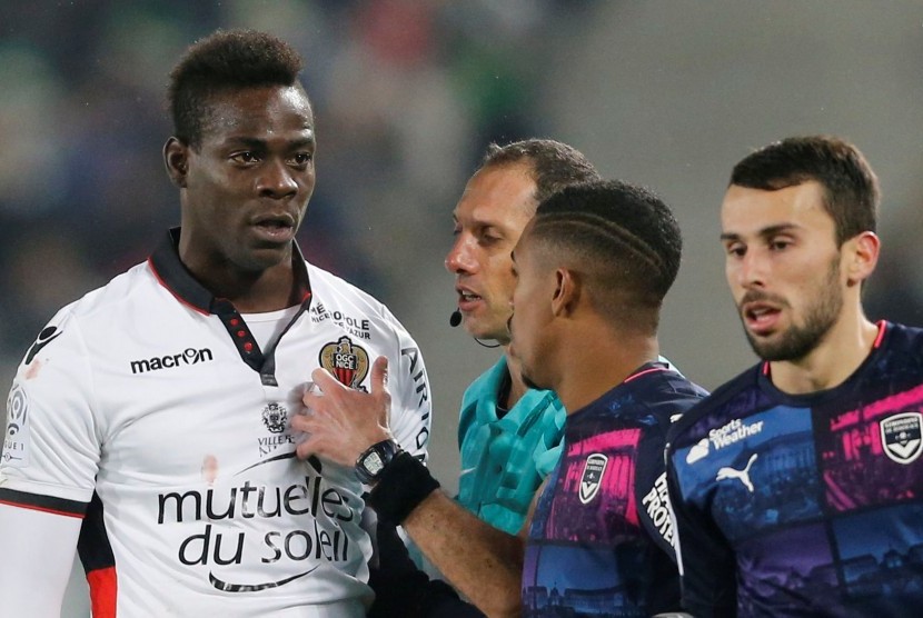 Reaksi striker OGC Nice, Mario Balotelli (kiri) pada laga Ligue 1 lawan Girondins de Bordeaux di stadion Matmut Atlantique, 21 Desember 2016. Balotelli mendapat kartu merah pada laga ini.