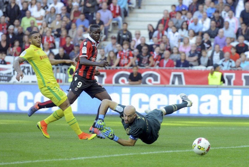 Reaksi striker OGC Nice, Mario Balotelli (tengah) saat mencetak gol kedua ke gawang Nantes pada laga Ligue 1 di Allianz Riviera, Ahad (30/11). Nice menanga 4-1 pada laga ini.