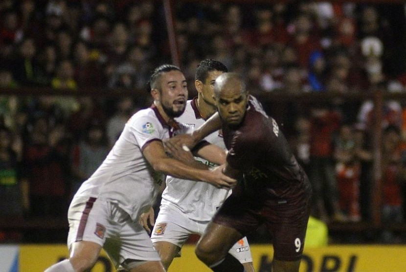 Reaksi striker PSM Makassar, Reinaldo Elias (kanan) pada laga Liga 1 lawan Pusamania Borneo FC di Stadion Matoanging, Makassar, Senin (19/6) malam. 