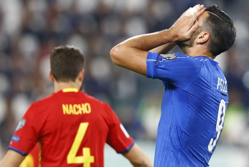 Reaksi striker timnas Italia, Graziano Pelle saat laga lawan Spanyol pada babak kualifikasi Piala Dunia 2018 di Turin, akhir pekan lalu. Pelle dicoret dari skuat Gli Azzurri setelah menolak bersalaman dengan pelatih, Giampiero Ventura.