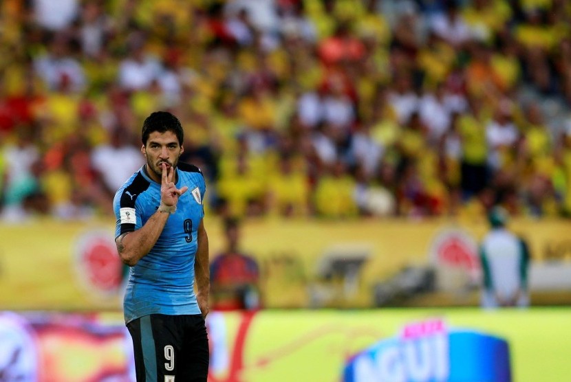 Reaksi striker timnas Uruguay, Luis Suarez seusai mencetak gol ke gawang Kolombia pada laga kualifikasi Piala Dunia di stadion Roberto Melendez, Barranquilla, Rabu (12/10). Laga berakhir imbang 2-2.