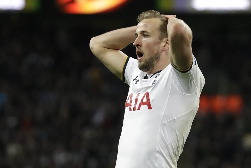 Reaksi striker Tottenham Hotspur, Harry Kane pada laga Liga Europa melawan KAA Gent di Wembley, Jumat (24/2) dini hari WIB. Spurs tersingkir dari Liga Europa.