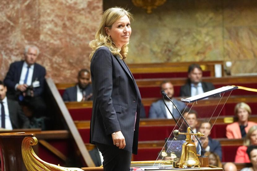 Reaksi Yael Braun-Pivet setelah terpilih sebagai ketua Majelis Nasional, Selasa, 28 Juni 2022 di Paris. Majelis rendah parlemen Prancis membuka sesi pertamanya sejak partai Presiden Emmanuel Macron kehilangan mayoritasnya, dan memilih seorang wanita sebagai pembicara untuk pertama kalinya.