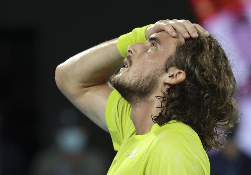 Reaksi Yunani Stefanos Tsitsipas setelah mengalahkan petenis Spanyol Rafael Nadal dalam pertandingan perempat final mereka di kejuaraan tenis Australia Terbuka di Melbourne, Australia, Rabu, 17 Februari 2021.