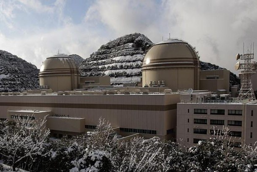 Reaktor Nuklir no 4 berada di sisi kiri Reaktor Ohi no 3 (kanan) dalam kompleks Kansai Electric Power. Co