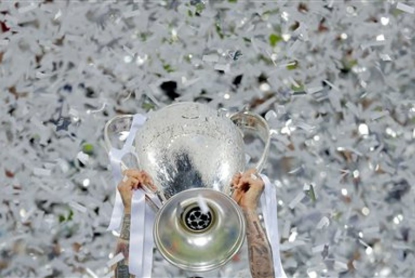  Real Madrid berhasil meraih piala setelah tampil sebagai juara Liga Champions di Stadion San Siro, Milan, Ahad (29/5).  (AP/Manu Fernandez)