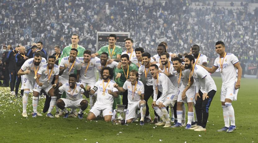 Real Madrid melakukan selebrasi seusai meraih Super Copa de Espana 2022, Senin (17/1/2022).