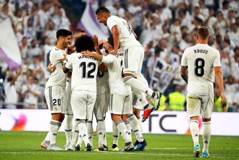 Real Madrid merayakan kemenangan.