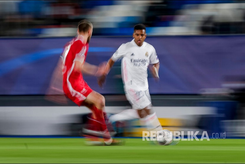 Pemain Real Madrid Rodrygo Silva (kanan) berusaha melewati pemain bertahan Liverpool pada pertandingan leg pertama perempat final Liga Champions 2020/2021 antara Real Madrid dan Liverpool di Stadion Bernabeu, Madrid, Rabu (7/4) dini hari WIB.