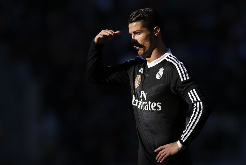 Real Madrid's Cristiano Ronaldo keeps an eye during their Spanish First Division soccer match against Cordoba at El Arcangel stadium in Cordoba, January 24, 2015. 