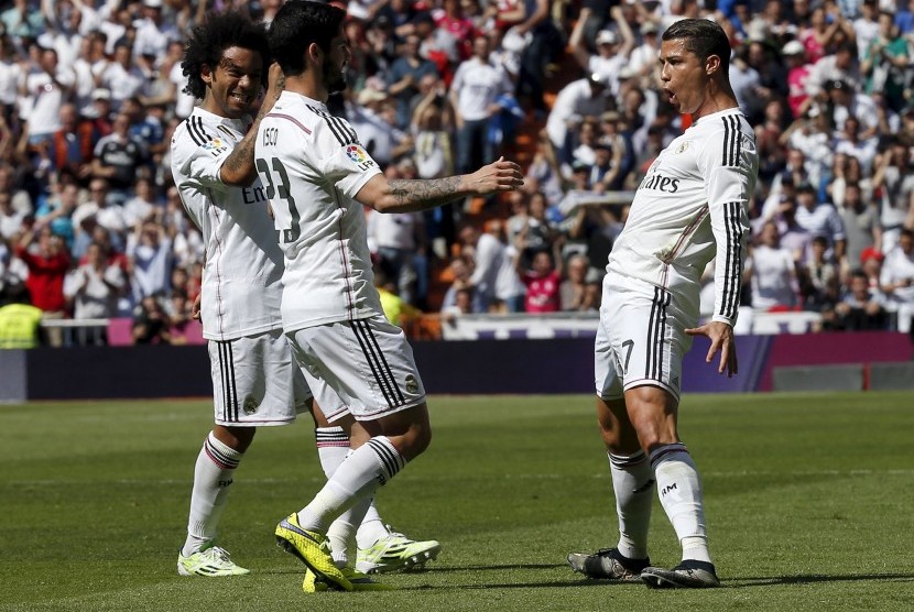 Real Madrids Cristiano Ronaldo (R) celebrates with teammates Marcelo (L) and Francisco Isco Alarcon after a goal against Eibar during their Spanish first division soccer match at Santiago Bernabeu stadium in Madrid April 11, 2015