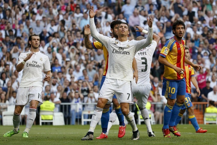 Real Madrid's Cristiano Ronaldo reacts after missing a chance to score against Valencia during their Spanish first division soccer match at the Santiago Bernabeu stadium in Madrid, Spain, May 9, 2015. 