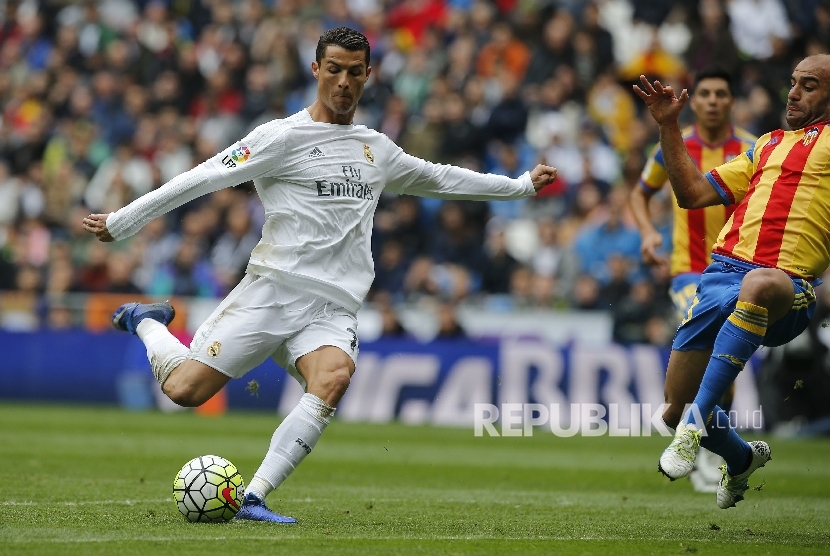 Real Madrid's Cristiano Ronaldo shoots to score during a Spanish La Liga soccer match between Real Madrid and Valencia at the Santiago Bernabeu stadium in Madrid, Spain, Sunday, May 8, 2016. 