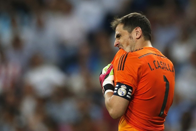 Real Madrid's goalkeeper Iker Casillas reacts during their Spanish first division soccer match against Atletico Madrid at Santiago Bernabeu stadium in Madrid September 13, 2014. 