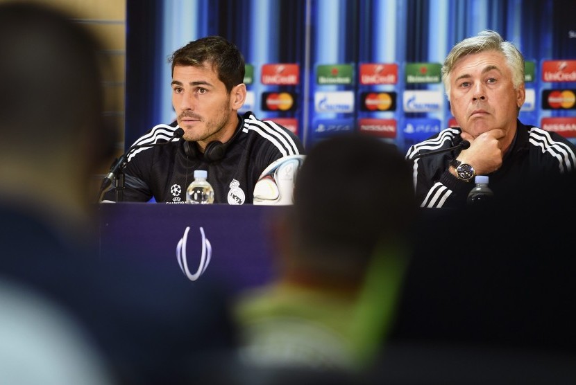 Real Madrid's Iker Casillas (L) and manager Carlo Ancelotti attend a news conference before the team's UEFA Super Cup soccer match against Sevilla at Cardiff City Stadium, Wales, August 11, 2014.