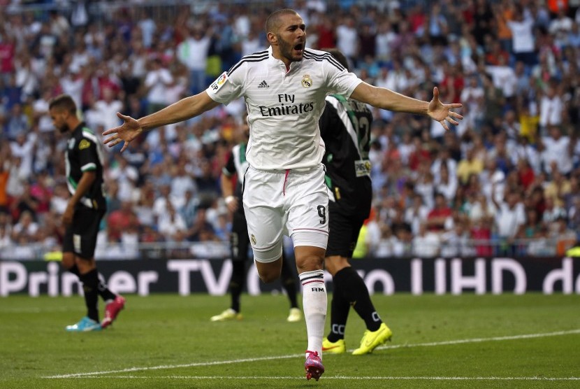 Real Madrid's Karim Benzema celebrates after scoring a goal against Cordoba during their Spanish first division soccer match at Santiago Bernabeu stadium in Madrid August 25, 2014