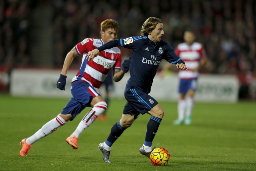 Real Madrid's Luka Modric (R) and Granada's Adalberto Penaranda