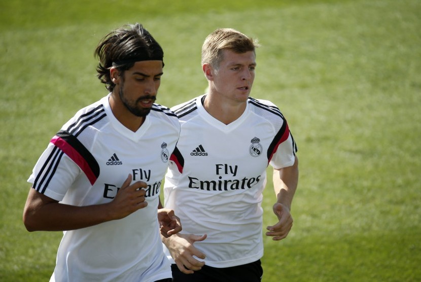 Real Madrid's Sami Khedira (L) and Toni Kroos attend a training session at Valdebebas training grounds, outside Madrid August 5, 2014. 