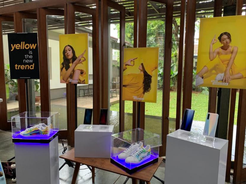 Realme 6 Series x NeverTooLavish umumkan kolaborasi baru fesyen item yang terispirasi dari Lightning Design dan Comet Design Realme 6 Series di Dia.Lo.Gue, Kemang, Jakarta Selatan, Senin (16/3).(Republika/Umi Nur Fadhilah)