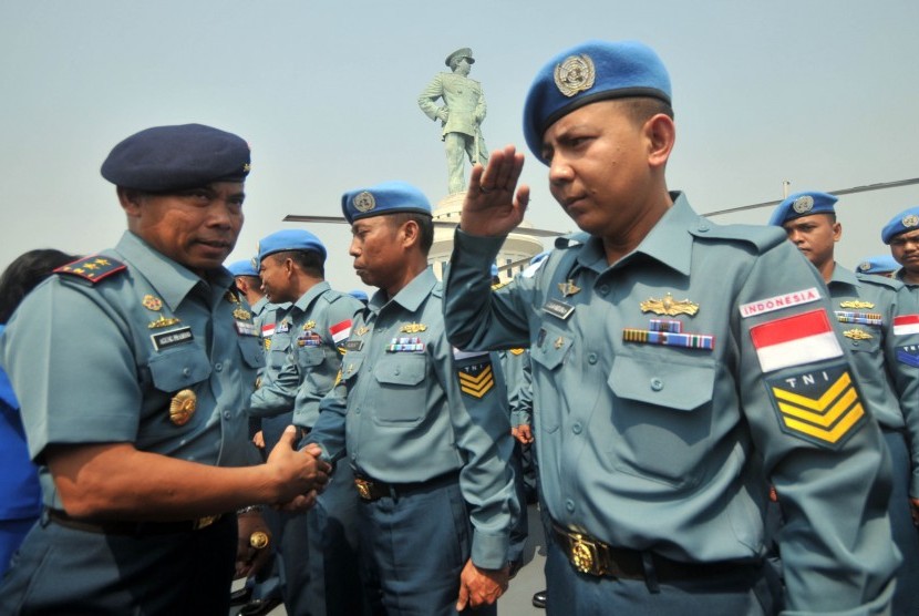 Rear admiral Agung Pramono (left) welcomes Indonesian navy personnel of UNIFIL in Surabaya, on Thursday. UNIFIL is a UN peacekeeping mission in Lebanon.   