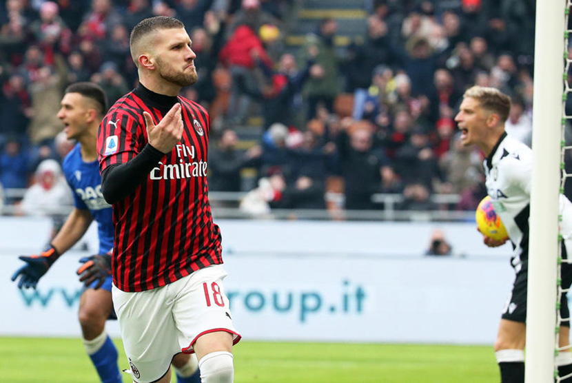 Rebic merayakan gol kemenangan AC Milan atas Udinese, di San Siro, Ahad (19/1).