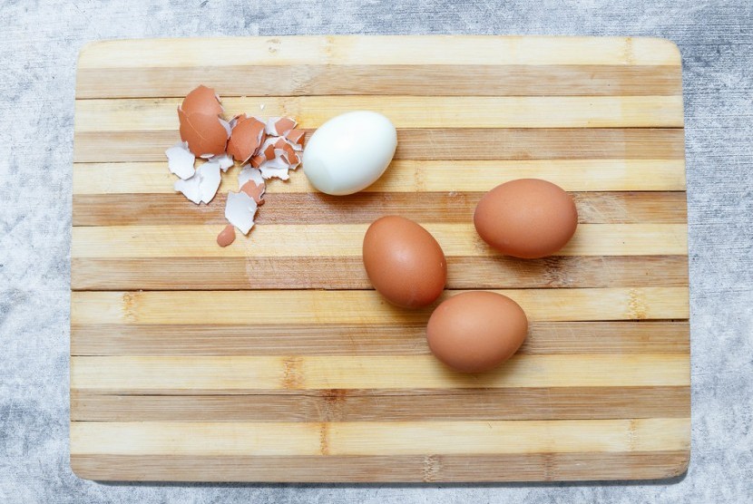 Telur rebus (Ilustrasi). Memotong telur rebus tanpa merusak kuningnya ternyata tak pula susah.