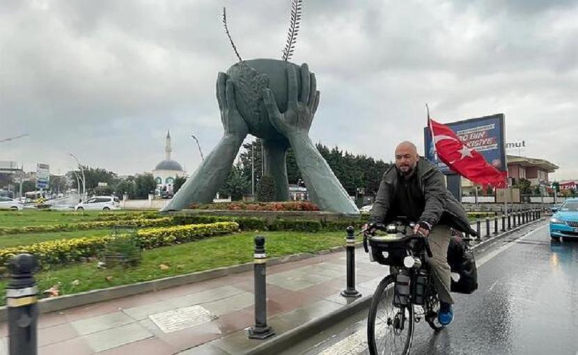 Recai Karaca Pak, seorang Muslim asal Turki, memulai perjalanan dengan sepedanya 