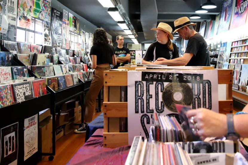 Record Store Day 2018 di Sydney, Australia. Tingkat penjualan piringan hitam, CD, dan kaset terus meningkat di Inggris.