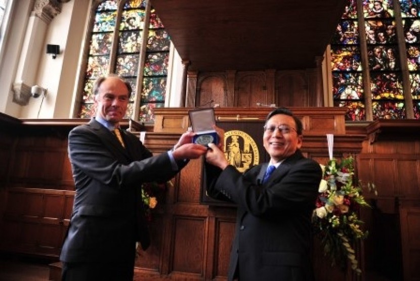 Rector of Leiden University Carel Stolker (left) presents Prince Willem van Oranje medal to Indonesian Vice President Boediono in Leiden, Netherland, on Wednesday. 