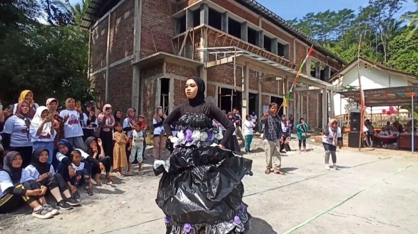 Recycle Costume Show di Wonosobo, Jawa Tengah. 