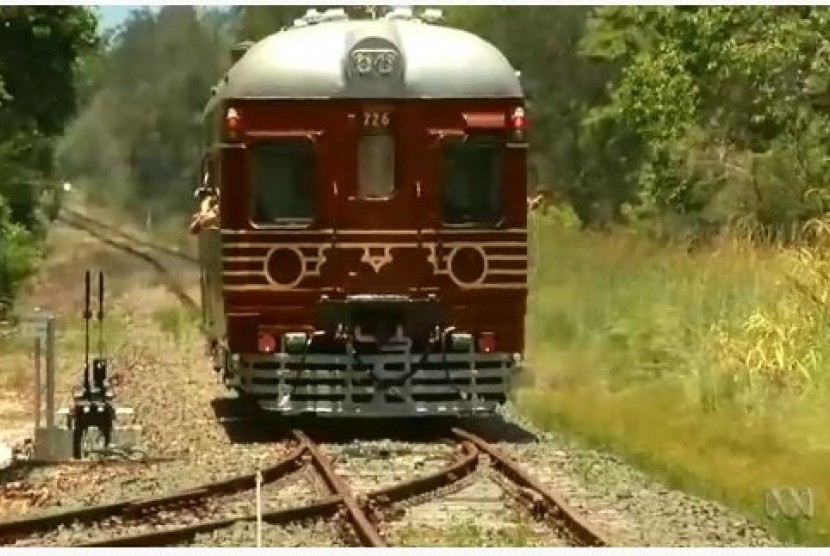 Red Rattler berusia 70 tahun yang telah diperbaharui berjalan di jalur rel yang tidak terpakai selama tiga kilometer di tempat tujuan wisata populer di NSW North Coast. Kereta tersebut diklaim sebagai kereta bertenaga surya pertama di dunia.