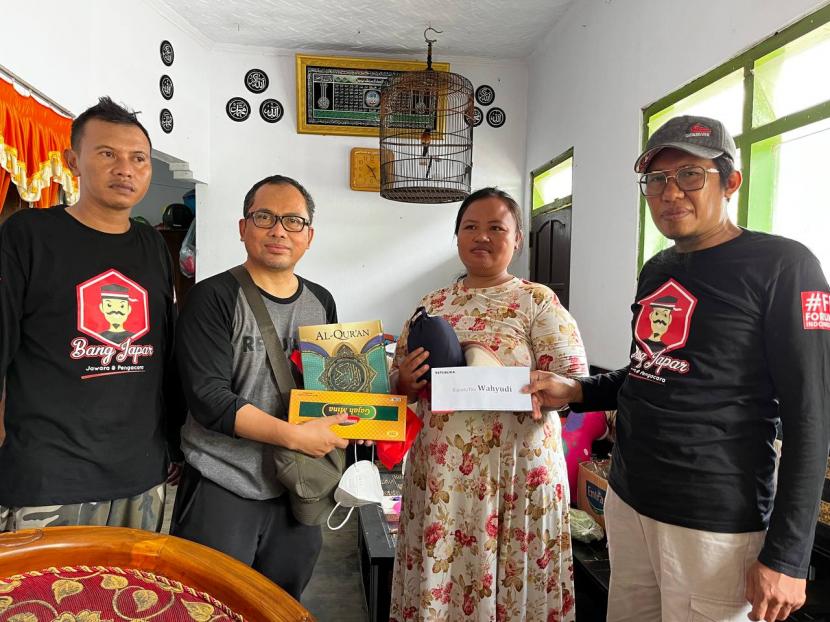 Wakil Pemimpin Redaksi Republika Nur Hasan Murtiaji (kedua dari kiri) menyalurkan donasi dari pembaca Republika kepada warga terdampak erupsi Gunung Semeru, Ahad (27/2/2022). 