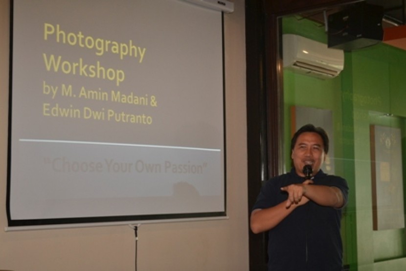 Redaktur Foto ROL M. Amin Madani tengah mengisi materi di Photography Workshop.